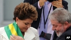 Dilma Rousseff recebe a faixa presidencial do seu antecessor Luiz Inacio Lula da Silva