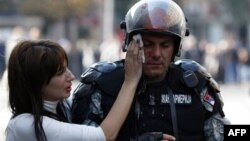 U sukobima u Beogradu povređen je veliki broj policajaca