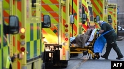 5일 영국 런던의 한 로열런던병원에 구급차들이 줄지어 서있다.