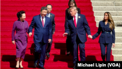 2026年9月25日，特朗普总统夫妇与习近平主席夫妇参观国家档案馆后走下台阶。(美国之音利平拍摄)