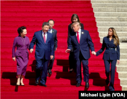 美国之音记者利平现场报道特朗普夫妇陪同习近平夫妇参观国家档案馆后下台阶