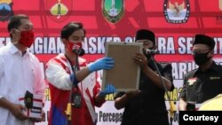 Dua pasangan kandidat Pilkada Solo (kiri ke kanan: Teguh Prakosa dan Gibran Rakabuming Raka memakai baju putih merah dengan pasangan Bagyo Wahyono dan Supardjo berbaju hitam) deklarasi komitmen jaga protokol kesehatan selama tahapan Pilkada, Kamis (10/9). (Foro: Humas Pemda Solo)