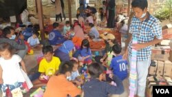 Sejumlah anak bermain bersama, salah satu upaya pemulihan trauma pasca bencana (foto Petrus Riski-VOA).