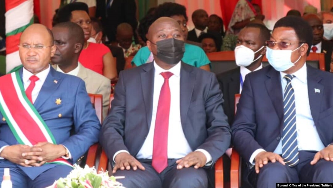 Ministri w'Intebe w'u Rwanda Edouard Ngirente (hagati) mu birori byo kwizihiza imyaka 59 Uburundi bubonye ubwigenge