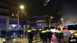 荷兰海牙的防暴警察与示威人群对峙。