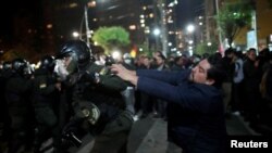 Un partidario del candidato Carlos Mesa choca con la policía en La Paz el 21 de octubre de 2019.