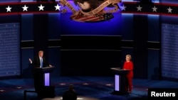 La candidate démocrate Hillary Clinton et son adversaire républicain Donald Trump, lundi soir, à l’université Hofstra de New York, le 26 septembre 2016.