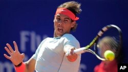 Rafael Nadal maju ke semifinal Barcelona Terbuka setelah harus bermain dua kali dalam sehari, Jumat (26/4).