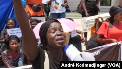 Plusieurs organisations de femmes demandent le départ de la gouverneure de Mandoul suite un accord de réparation civile signé entre les autorités administratives et traditionnelles, au Tchad, le 21 juin 2021. (VOA/André Kodmadjingar)