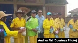 Faisal Laksamana dan kru Rau FM Padang Sidempuan membagikan nasi bungkus Jumat, 29 Maret 2019 pagi (courtesy: Rau FM)