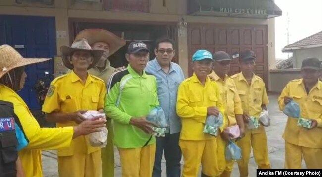 Faisal Laksamana dan kru Rau FM Padang Sidempuan membagikan nasi bungkus Jumat, 29 Maret 2019 pagi (courtesy: Rau FM)