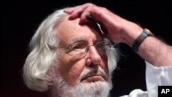 Ernesto Cardenal, autor de una vasta obra poética donde sobresalen entre otros “Epigramas” y “Cántico Cósmico”, cumplió 95 años el 25 de enero pasado. Había anunciado que estaba preparando un nuevo libro.