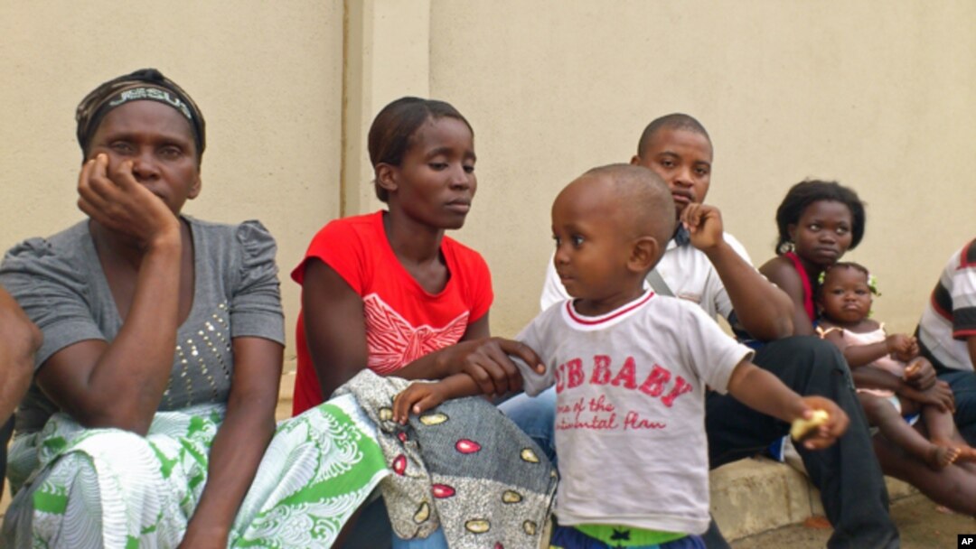 Família de Alves Kamulingue, incluindo a sua mãe, a esposa, Elisa, o filho de 2 anos, um primo e Tetê, esposa de Isaías Sebastião Cassule, raptado entretanto no Cazenga (VOA / A. Neto)