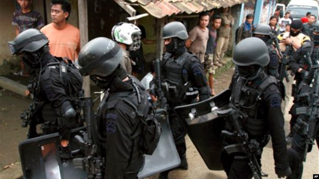 Para anggota Densus 88 membawa perlengkapan dan senjata mereka setelah melakukan penggerebekan di rumah yang ditempati oleh para tersangka teroris di Kabupaten Bandung, Rabu malam (8/5).