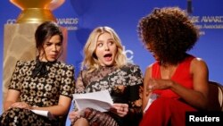 Les actrices America Ferrera, Chloe Grace Moretz et Angela Bassett (de gauche a droite)se préparent a annoncer les nommines pour la 73e ceremonie des Golden Globe a Beverly Hills, en Californie, le 10 December 2015.