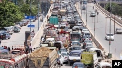 کراچی کی ایک شاہراہ پر ٹریفک کا منظر (فائل فوٹو)