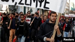 Mahasiswa Yunani turun ke jalan untuk memperingati penembakan seorang remaja pria 15 tahun oleh polisi pada 2008 di Athena (6/12). 