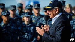 용산 미군기지를 방문, 미군 장병들에게 연설하는 파네타 국방장관