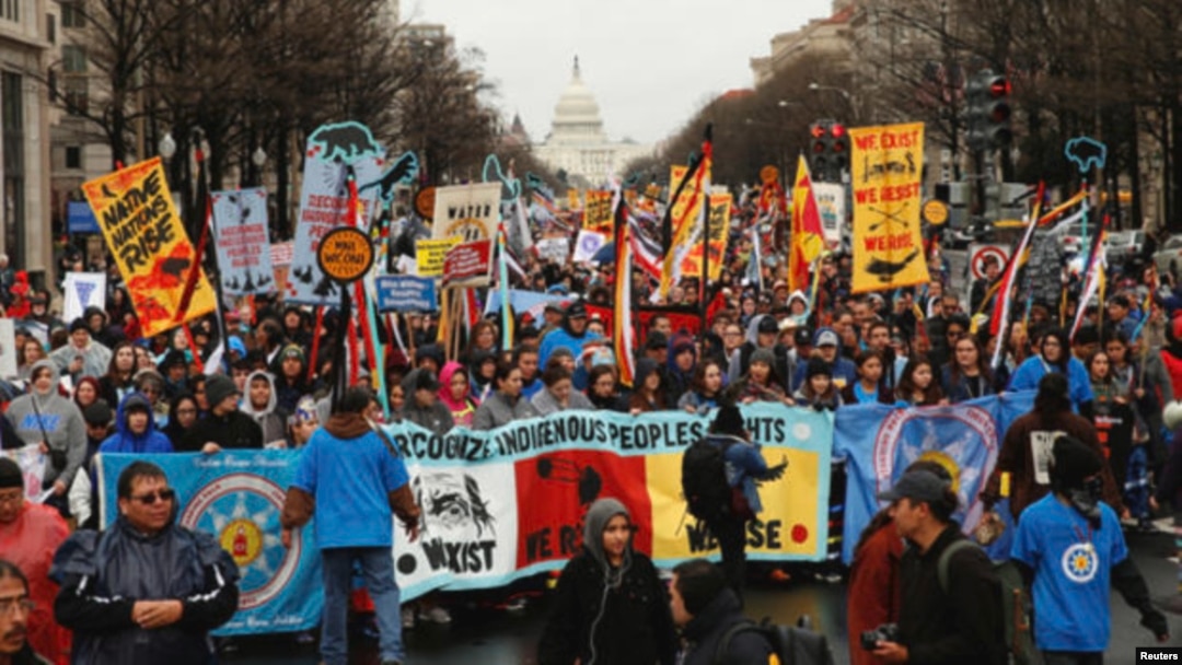 Sejumlah tetua masyarakat adat memprotes pembangunan pipa Keystone XL dan Dakota Access, 3 Oktober 2017. 