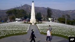 지난달 말 미국 로스앤젤레스 시내 그리피스 천문대 앞 광장에 코로나 희생자 추모 조형물이 설치돼있다.