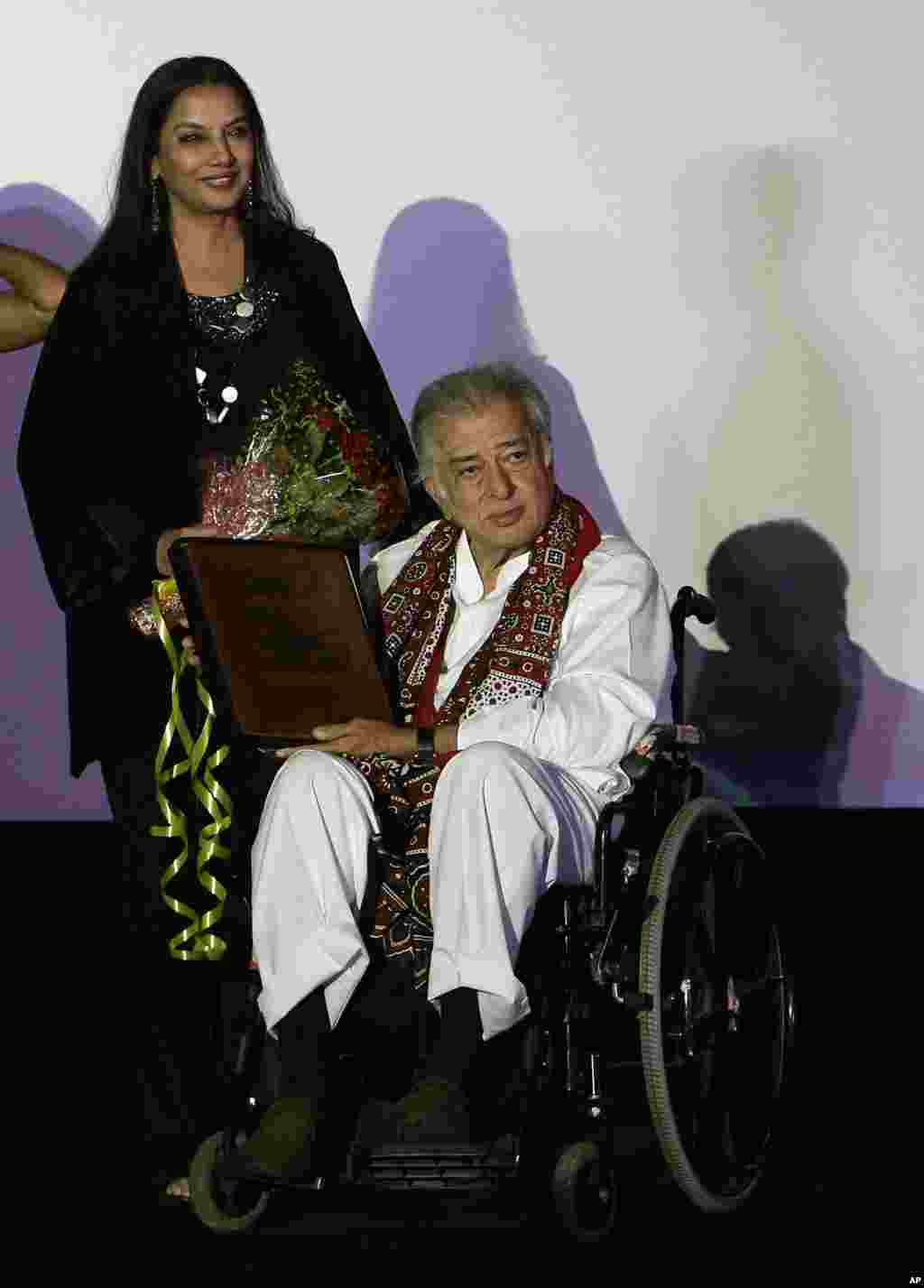 &nbsp;Shashi Kapoor rike da lambar yabo yayin da jaruma Shabana Azmi take tsaye tana kallo