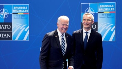 Sekretaris Jenderal NATO Jens Stoltenberg menyambut Presiden AS Joe Biden dalam KTT NATO yang diadakan di Brussels, Belgia, pada 14 Juni 2021. (Foto: Pool via Reuters/Francois Mori)