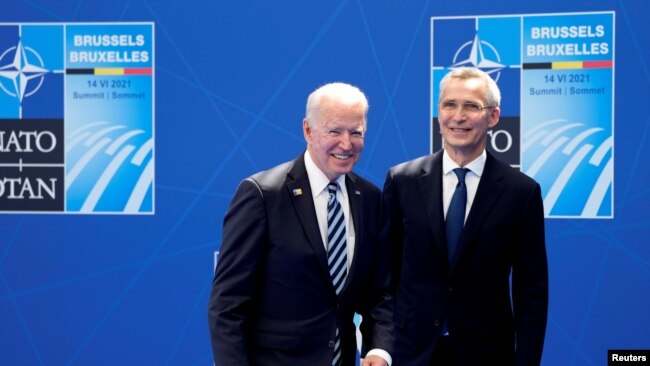 Generalni sekretar NATO Jens Stoltenberg dočekuje američkog predsednika Džoa Bajdena tokom NATO samita u sedištu Alijanse u Briselu, 14. juna 2021.