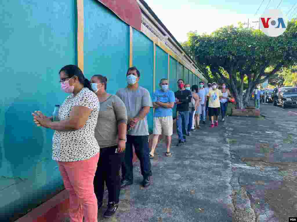 Empleados del gobierno hacen fila para votar en las elecciones presidenciales en Managua, según constataron periodistas de la Voz de América.&nbsp;
