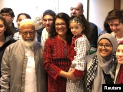 Rashida Tlaib, perempuan Palestina-Amerika pertama yang terpilih sebagai anggota Kongres, berfoto bersama para pendukungnya di luar kantornya di Longworth House Office Building (LHOB), di Washington, D.C., 3 Januari 2019. Tlaib tampak mengenakan thobe, busana tradisional perempuan Palestina.