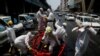 ရန်ကုန်မြို့ လမ်းတခုတွင် ပိုးသတ်ဆေးဖြန်းနေတဲ့ ဝတ်စုံပြည့်ဝတ်ထားတဲ့ မီးသတ်ဝန်ထမ်း တချို့ (ဧပြီ ၂၁၊ ၂၀၂၀)
