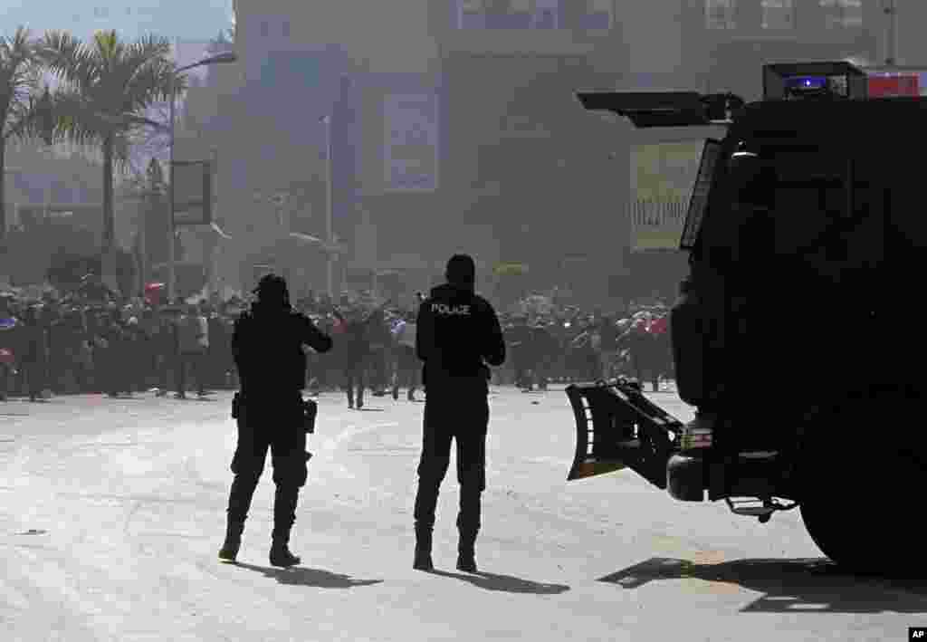 سکولارهای مصر و طرفداران محمد مرسی در مخالفت با حکومت نظامیان بر کشورشان اشتراک نظر دارند. پلیس با گاز اشک آور با تظاهرکنندگان رو به رو شد - قاهره، ۲۵ ژانویه ۲۰۱۴