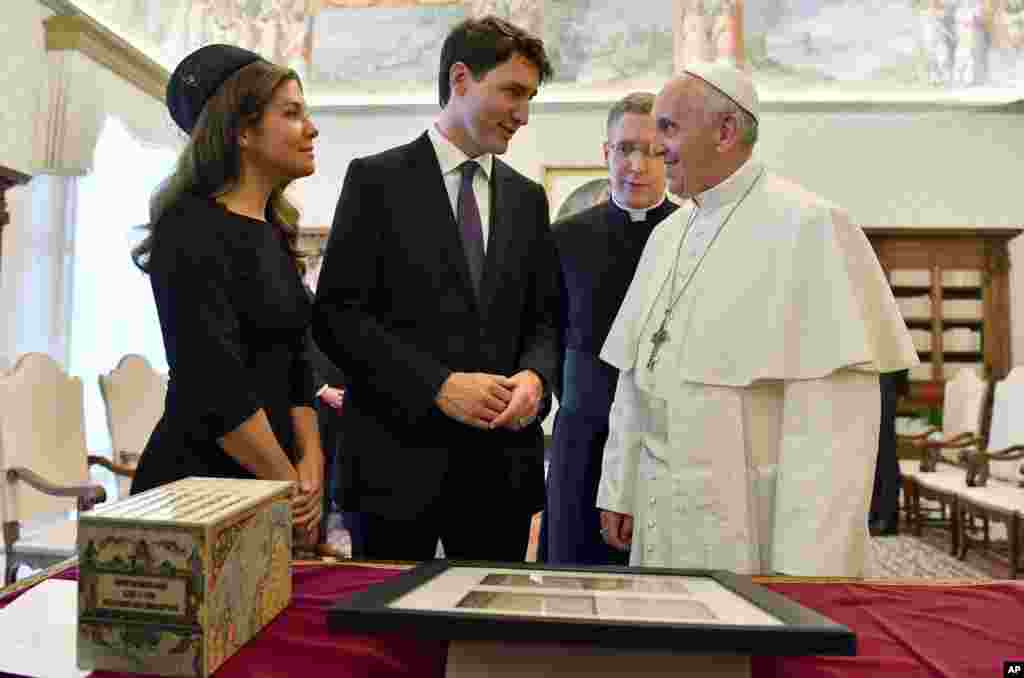 دیدار جاستین ترودو نخست وزیر کانادا همراه با همسرش با پاپ فرانسیس در واتیکان. 