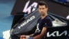 Le Serbe Novak Djokovic assiste à une séance d'entraînement avant le tournoi de tennis de l'Open d'Australie à Melbourne, le 14 janvier 2022.