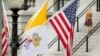 La bandera del Vaticano junto a banderas de Estados Unidos cerca de la Casa Blanca, en Washington.