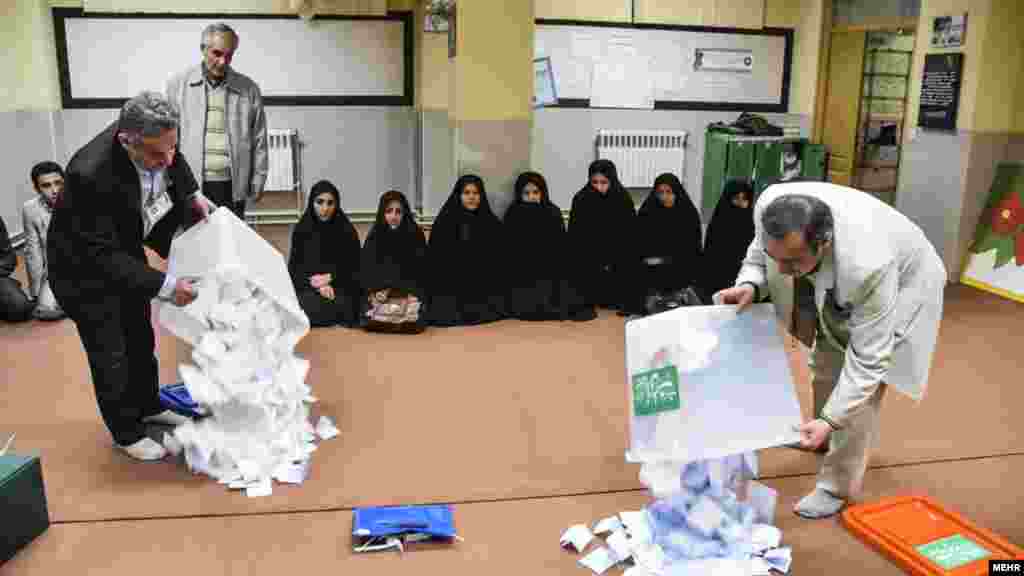 شمارش آرای انتخابات مجلس در شهررضا اصفهان
