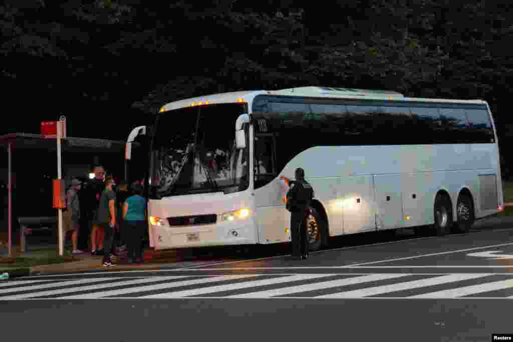 Un grupo de migrantes, principalmente venezolanos, que fueron enviados en autobús desde Texas, son dejados frente al Observatorio Naval, la residencia oficial de la vicepresidenta estadounidense Kamala Harris en Washington, el 17 de septiembre de 2022. REUTERS/Marat Sadana