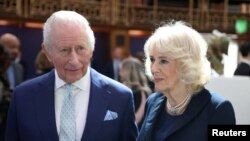 资料照片：英国的查尔斯国王和卡米拉王后在伦敦大英博物馆参观伊丽莎白女王诞辰100年纪念展的最后设计。(2026年4月21日)