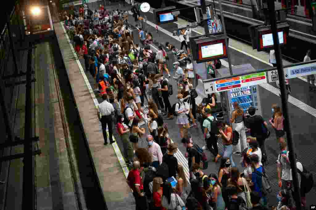 신종 코로나바이러스 일일 신규 확진자가 1만1천명이 넘는 스페인 바르셀로나의 기차역이 개학을 맞아 학교로 돌아가는 대학생들로 붐비고 있다.