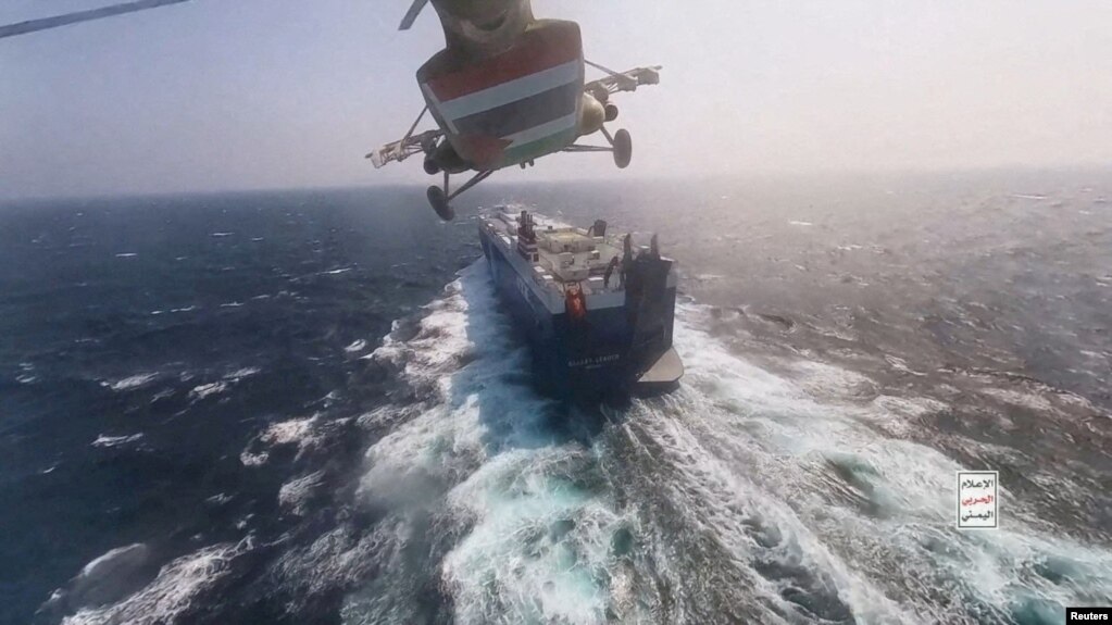 也门胡塞武装2023年11月发表其武装直升机在红海追逐一艘商船的照片。(photo:VOA)