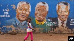 ຮູບແຕ້ມ ທ່ານ Nelson Mandela ທີ່ມີຫລາຍທ່າ ຂອງຊີວິດ ທ່ານ ທີ່ແຄມທາງ ເມືອງ Sweto ອາຟຣິກາໃຕ້