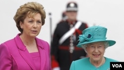 La presidenta de Irlanda, Mary McAleese, le dio la bienvenida a la Reina Isabel II.