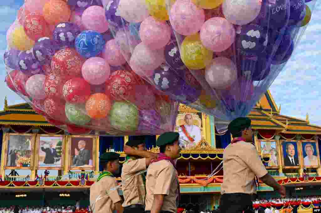 Scouts transportation  balloons during the 20th day  of Cambodian King Norodom Sihamoni&#39;s coronation successful  beforehand   of the Royal Palace successful  Phnom Penh.