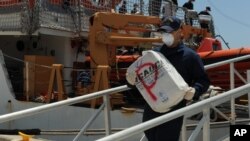 Les garde-côtes américains effectuent une saisie de cocaïne à bord d'un bateau à Miami Beach, en Floride, Etats-Unis, le mardi 15 avril 2014.