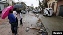 La tarea de limpieza ha comenzado en la ciudad de Dolores, en el oeste de Uruguay, que el sábado fue afectada por un fuerte tornado.