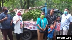 People donate produce from their farm to Medan Zoo in North Sumatra, Indonesia, because it is experiencing a financial crisis due to the COVID-19 pandemic and needs help feeding the animals. (Medan Zoo)