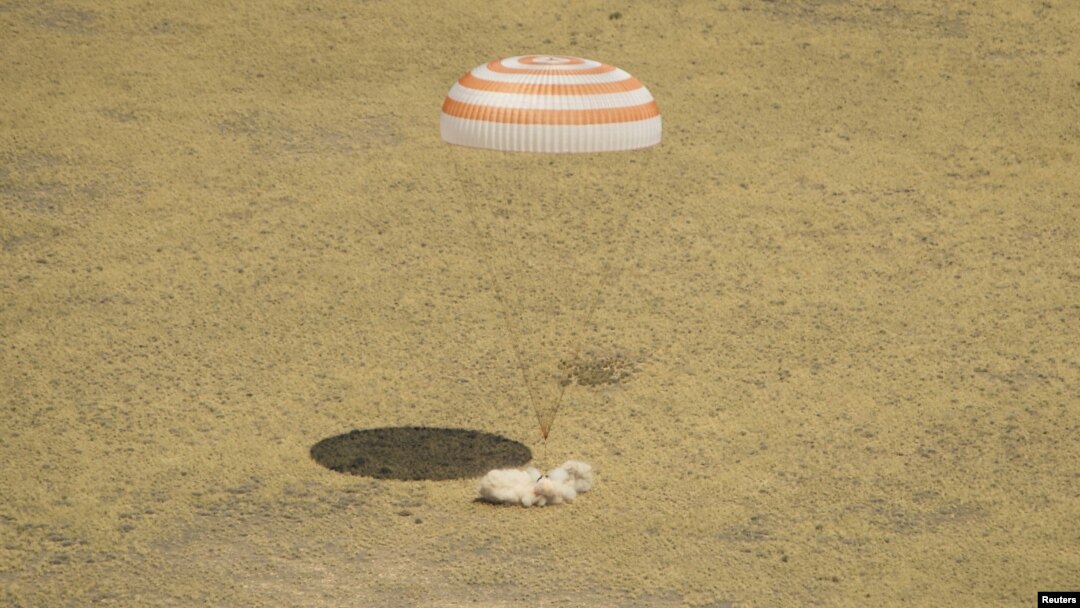 Kapsul Soyuz TMA-03M membawa tiga astronot ekspedisi 31 Stasiun Antariksa Internasional (ISS) Oleg Kononenko (Rusia), Don Pettit (AS) dan Andre Kuipers (Belanda) mendarat di daerah terpecil dekat kota Zhezkazgan (1/7).