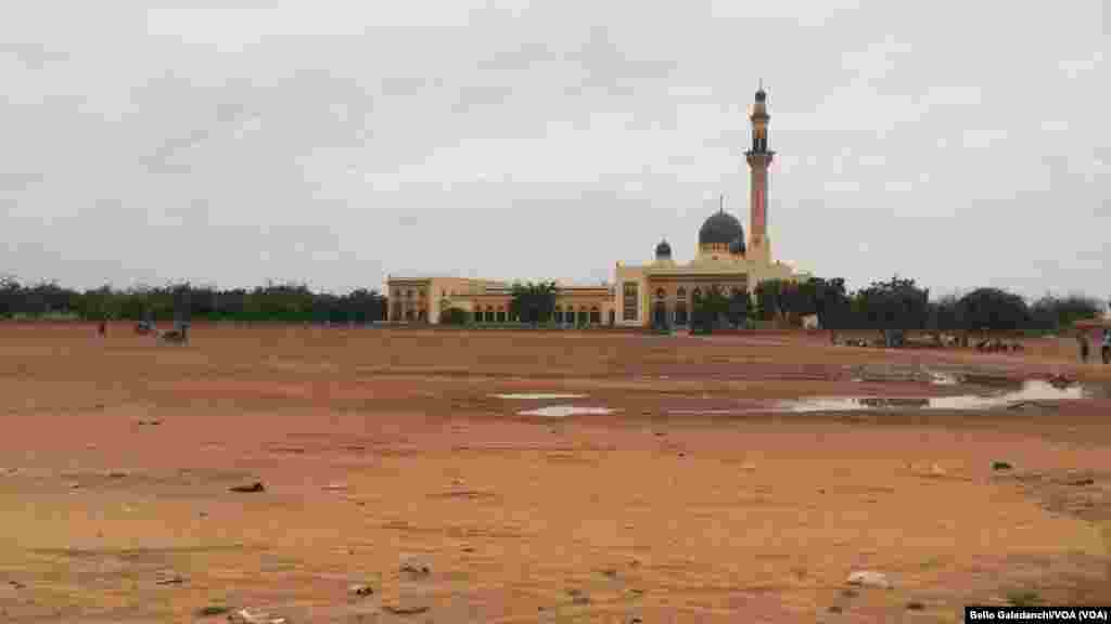  Babban Masallacin Niamey nada katon fili a gabansa.