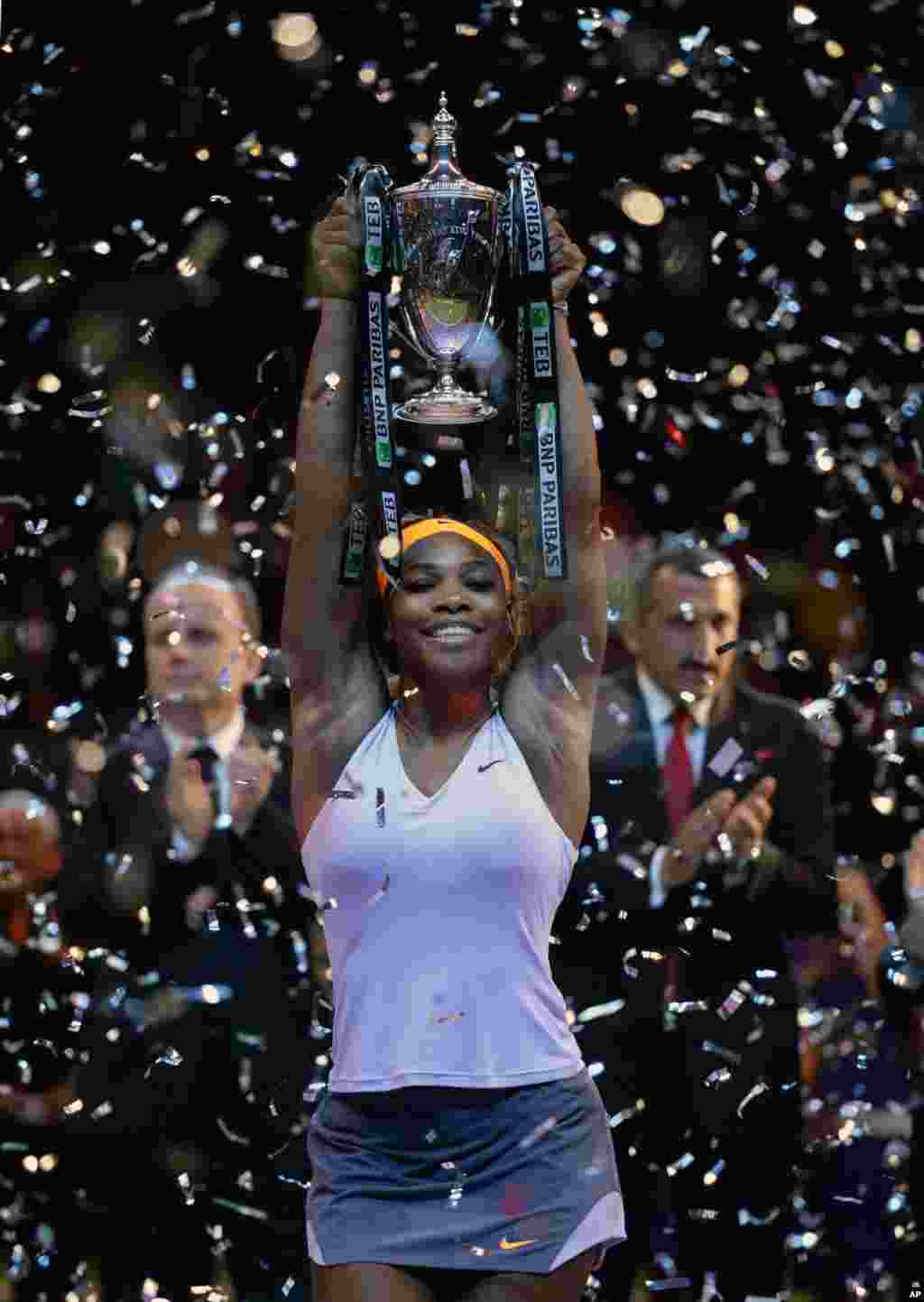Tay vợt Serena Williams của Mỹ giành cúp vô địch sau khi chiến thắng tay vợt Lí Na của Trung Quốc trong trận chung kết giải vô địch WTA tại Istanbul, Thổ Nhĩ Kỳ, ngày 27 tháng 10, 2013.