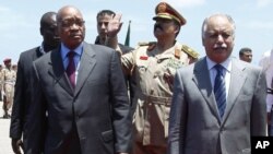 Le Premier ministre libyen Al-Baghdadi Ali Al-Mahmoudi (à droite) recevant le président Zuma à Tripoli