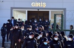 지난해 11월 터키 앙카라 법원에서 2016년 쿠데타 시도와 관련된 군 관계자들의 재판이 열렸다. 폭동 진압 경찰들이 법원 입구를 지키고 있다.